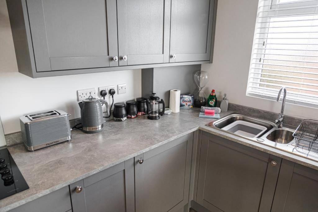Bournecoast - Stylish Flat With Balcony - Sea Views - 10 Min Walk To Beach - Parking - Wifi - Fm8407 Bournemouth Esterno foto