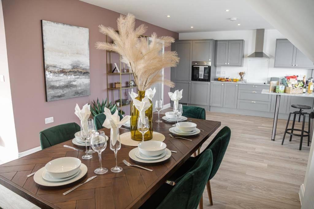 Bournecoast - Stylish Flat With Balcony - Sea Views - 10 Min Walk To Beach - Parking - Wifi - Fm8407 Bournemouth Esterno foto