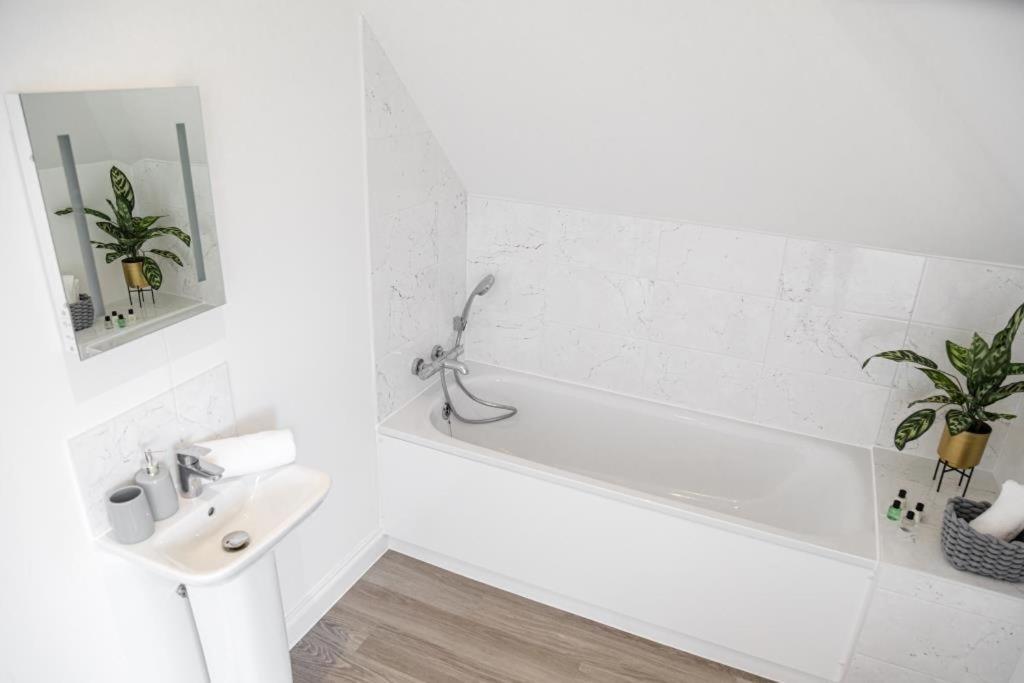 Bournecoast - Stylish Flat With Balcony - Sea Views - 10 Min Walk To Beach - Parking - Wifi - Fm8407 Bournemouth Esterno foto