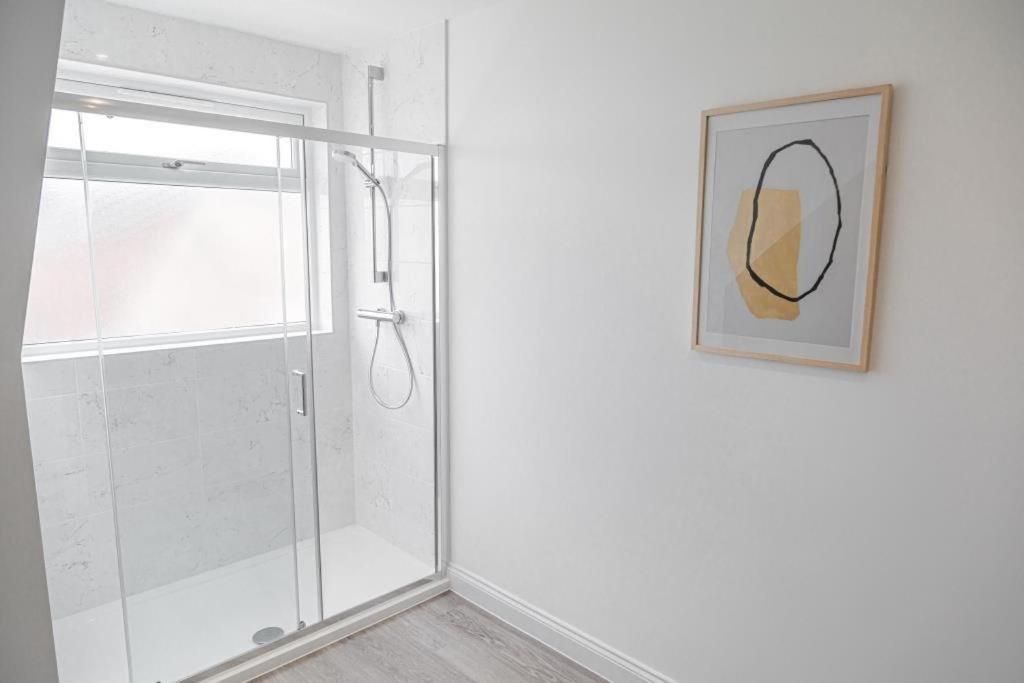 Bournecoast - Stylish Flat With Balcony - Sea Views - 10 Min Walk To Beach - Parking - Wifi - Fm8407 Bournemouth Esterno foto
