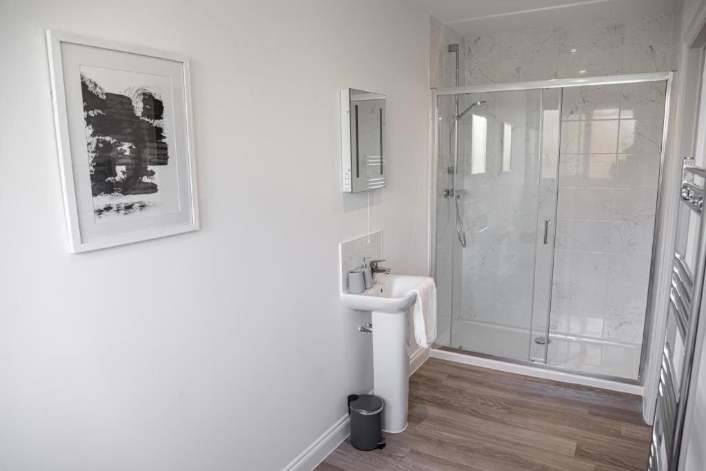 Bournecoast - Stylish Flat With Balcony - Sea Views - 10 Min Walk To Beach - Parking - Wifi - Fm8407 Bournemouth Esterno foto