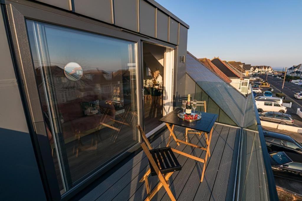 Bournecoast - Stylish Flat With Balcony - Sea Views - 10 Min Walk To Beach - Parking - Wifi - Fm8407 Bournemouth Esterno foto