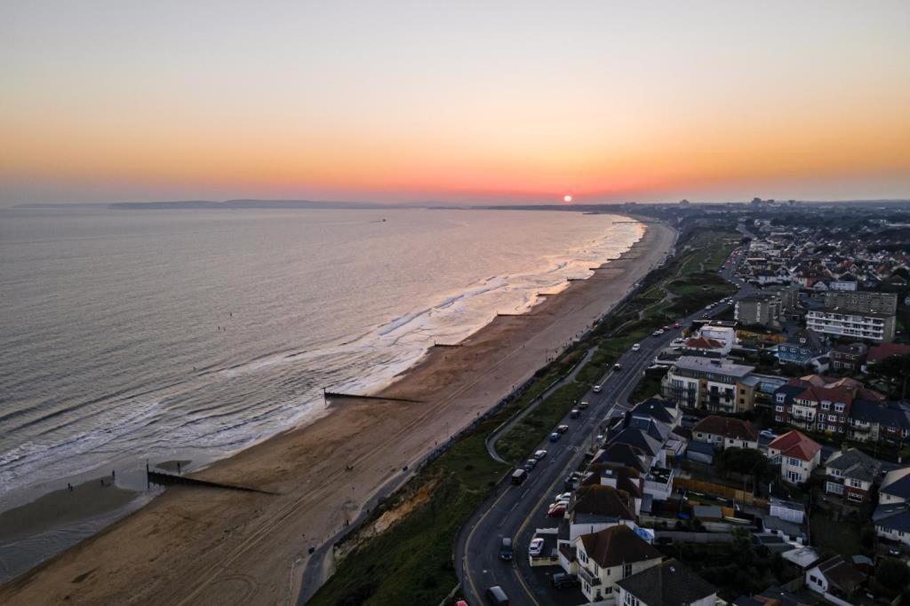 Bournecoast - Stylish Flat With Balcony - Sea Views - 10 Min Walk To Beach - Parking - Wifi - Fm8407 Bournemouth Esterno foto